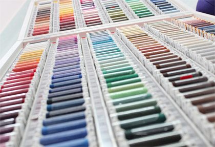 Cartella colori dei filati esposta nel punto vendita