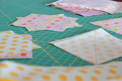 Stoffe a pois tagliate per un progetto di patchwork